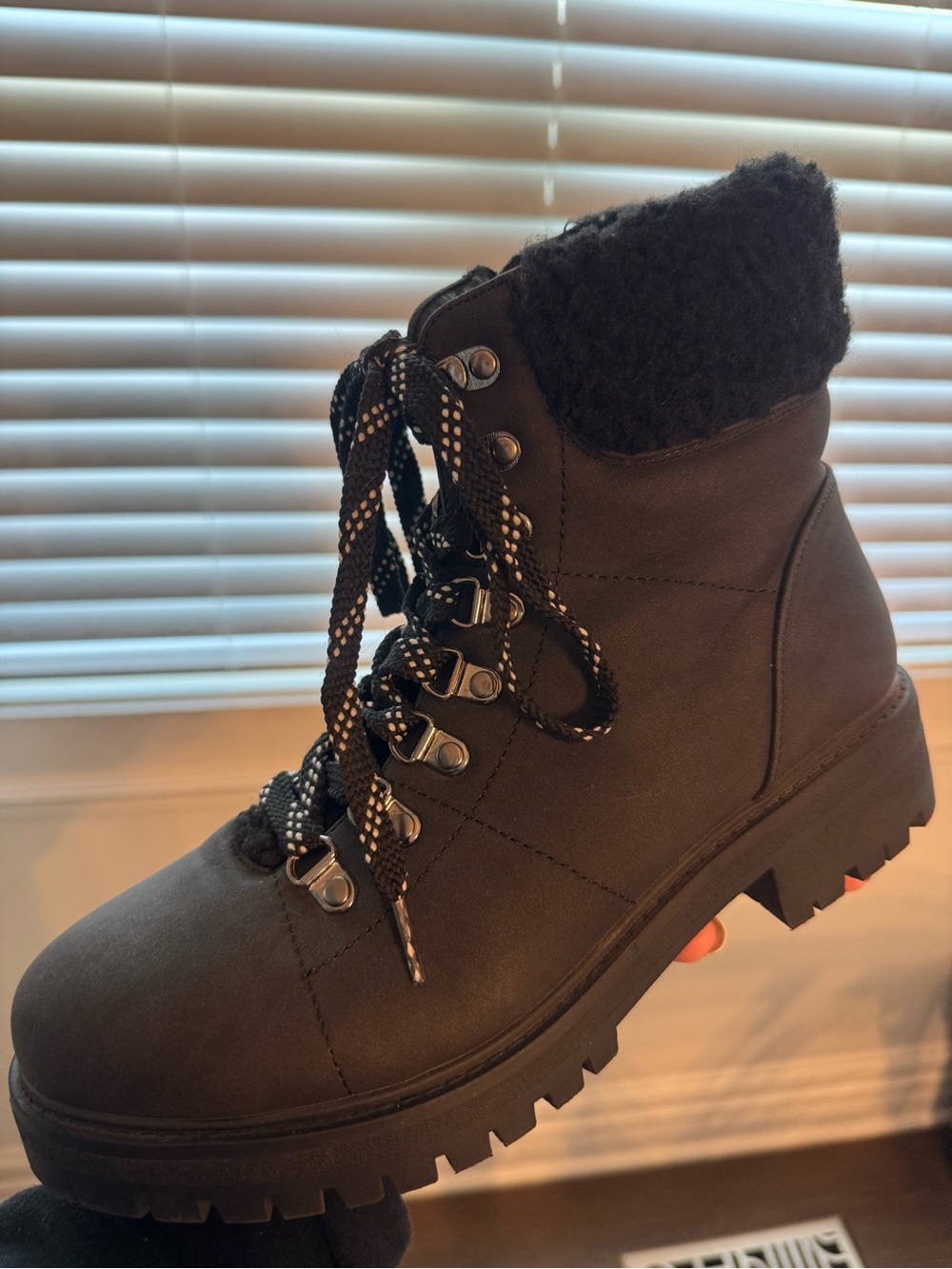 Black Womens Lace-Up Vegan Leather Hiker Boots 9.5